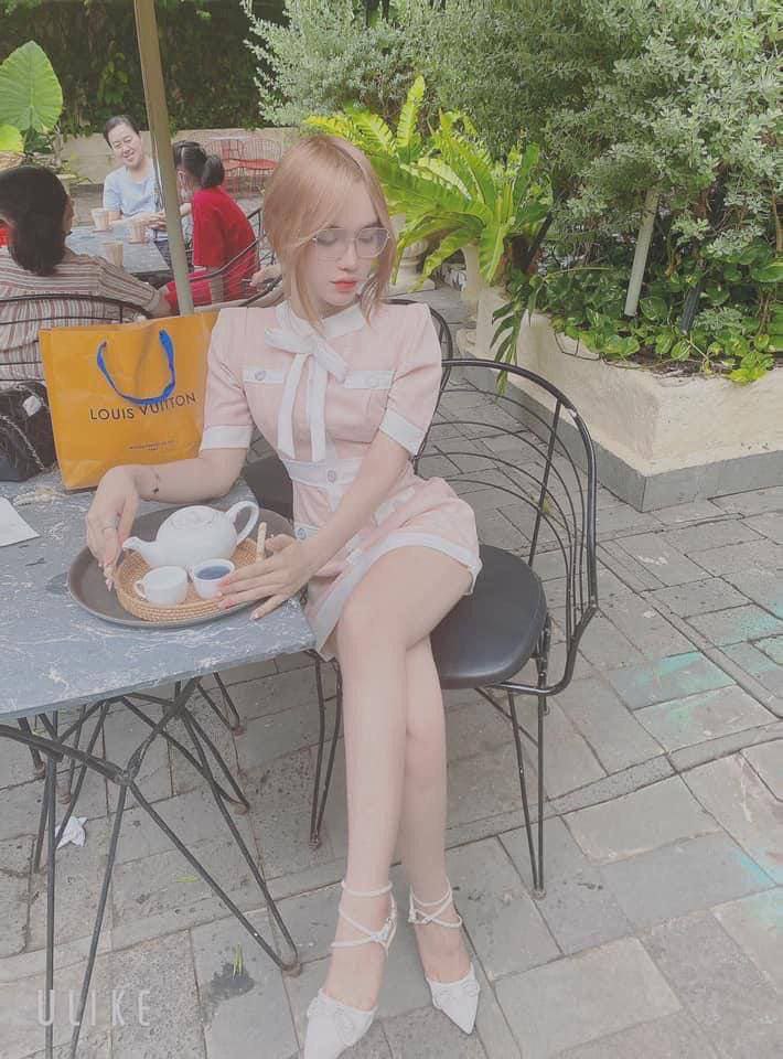 Một cô gái có khuôn mặt xinh đẹp và hình xăm trên chân, mặc đồ gợi cảm, đang thổi kèn và quan hệ tình dục một cách mạnh bạo...